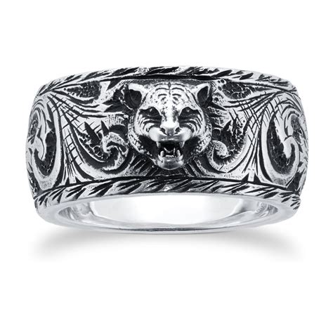 Thin silver ring with feline head 